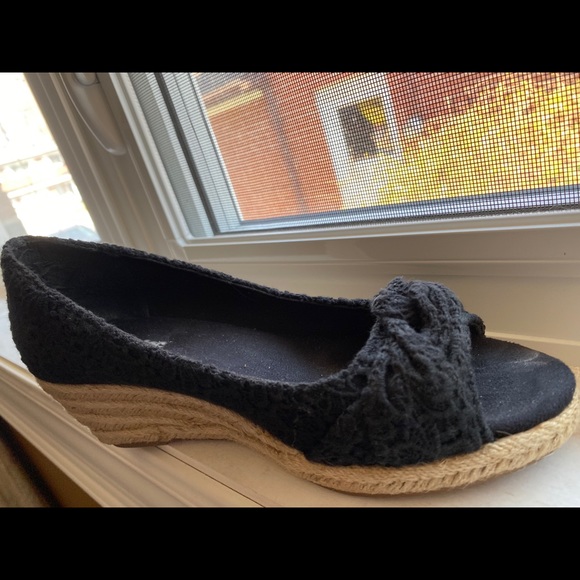 🛍2/$80 Fish toe wedges - Picture 2 of 6